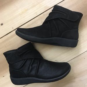 FLASH SALE!! NEW clarks comfy walking boots / 5.5